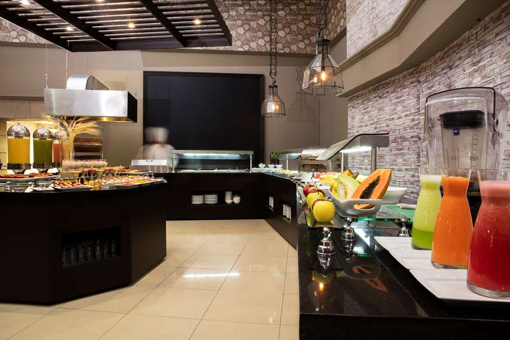 Krystal Urban Guadalajara Otel Restoran fotoğraf