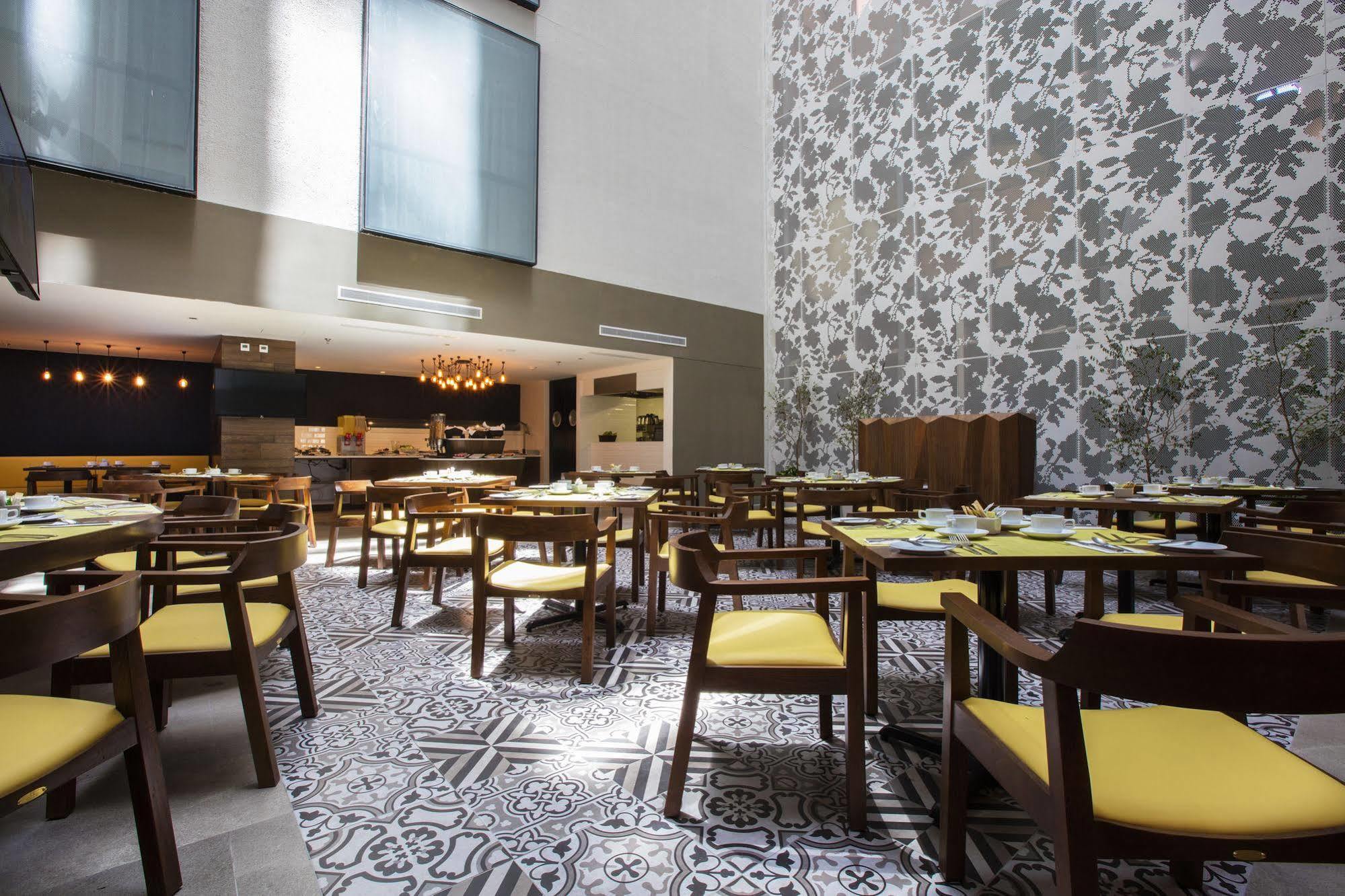 Krystal Urban Guadalajara Otel Dış mekan fotoğraf