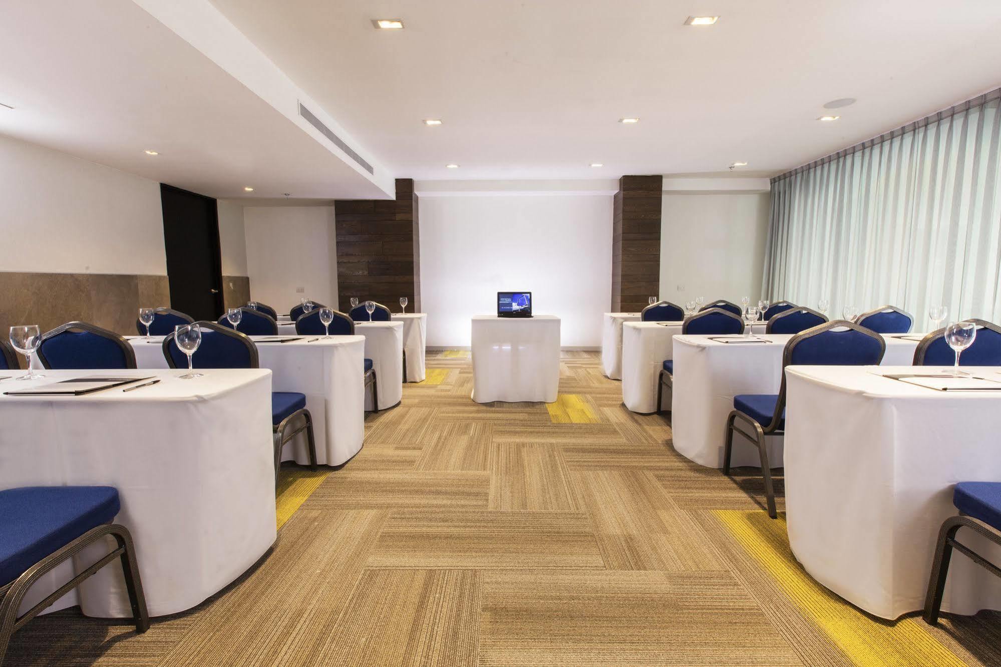 Krystal Urban Guadalajara Otel Dış mekan fotoğraf